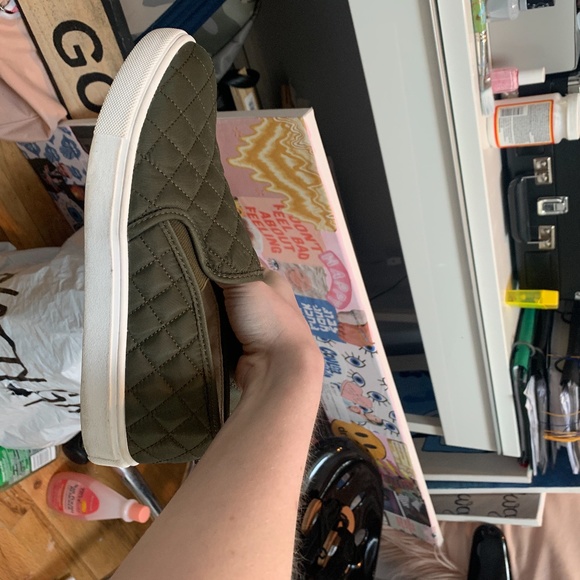 LIKE NEW STEVE MADDEN GREEN QUILTED SLIP ON SHOE - Picture 3 of 5